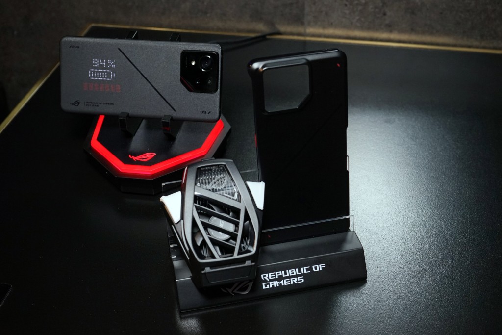 ROG Phone 9 Pro Edition随机还附有AeroActive Cooler X Pro散热风扇。