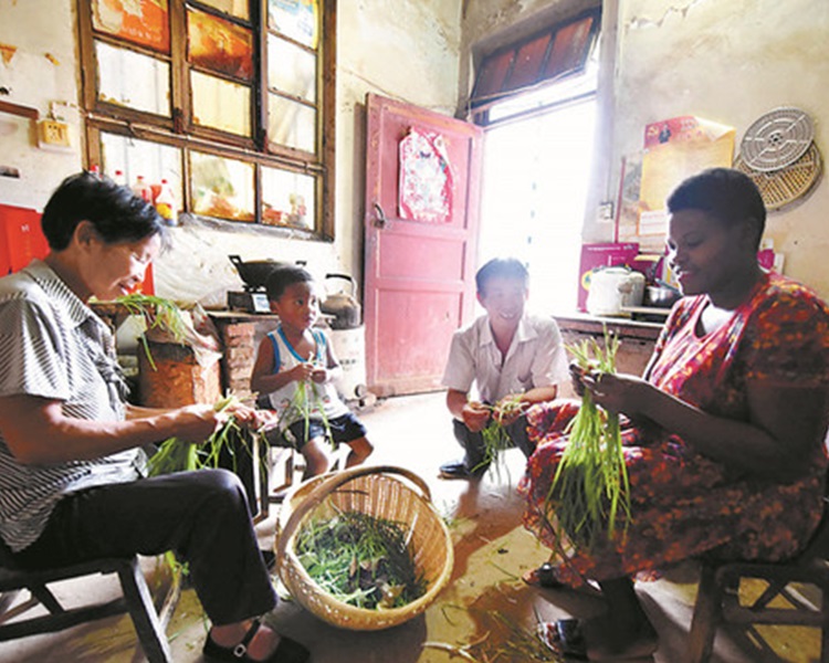 河南中佬與25歲「黑妹」拉埋天窗。網上圖片