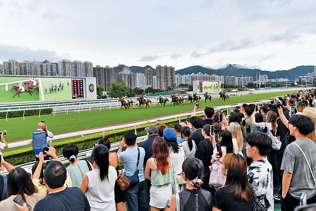 沙田馬場舉行「香港共慶回歸賽馬日」，吸引24500人次入場。 