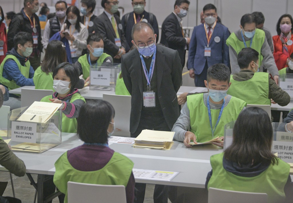 曾國衞在第七屆立法會選舉時巡視票站。