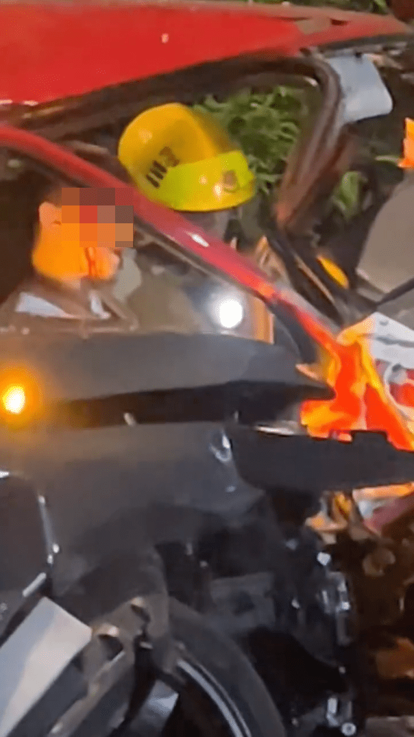 AE86男司機頭傷浴血被困。fb車cam L(香港群組)影片截圖 AE86男司機頭傷浴血被困。fb車cam L(香港群組)影片截圖