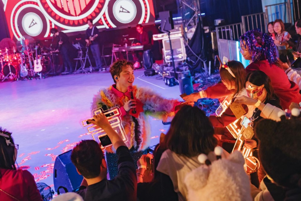 吉吉大派「馬年金色銀紙」high爆全場。