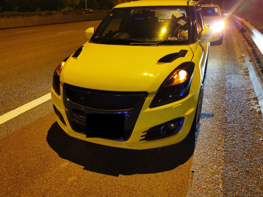 警方於行動期間，拖走並扣查4輛懷疑非法改裝私家車。警方提供