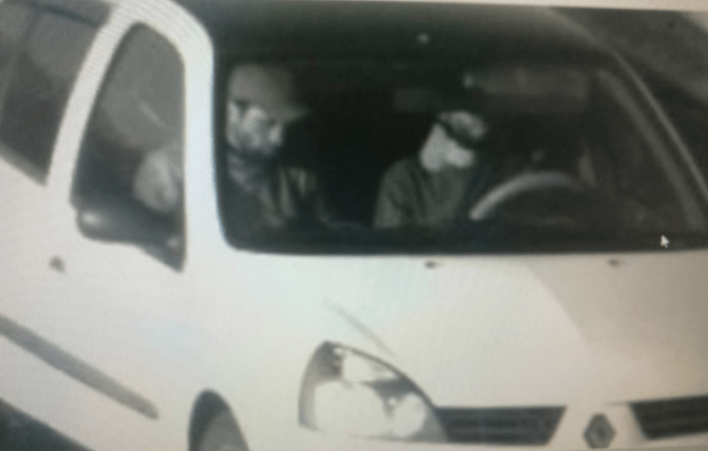 俄媒则发布了两张枪手搭乘一辆白色车逃离现场的画面。