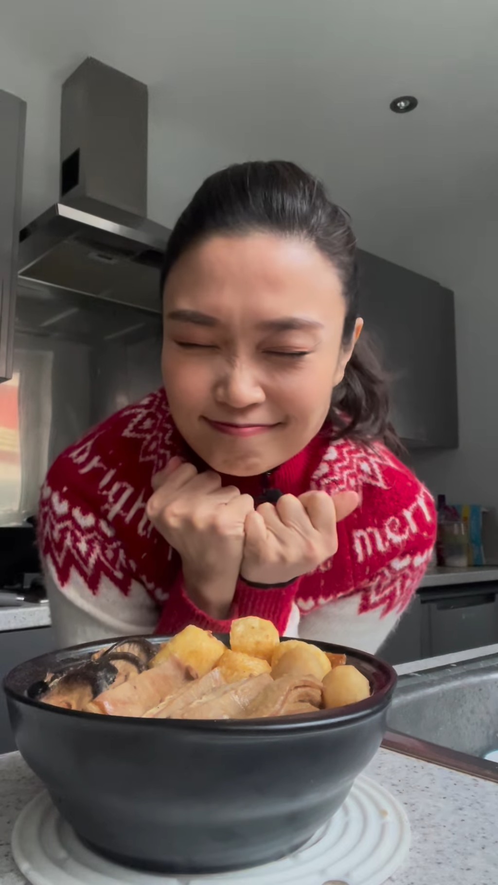 麦洁儿在IG、YouTube等社交网贴下厨短片教烹饪，更有不少经典香港菜式。
