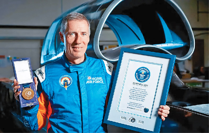 创下最高时速的陆上车辆纪录的英国车手Andy Green。