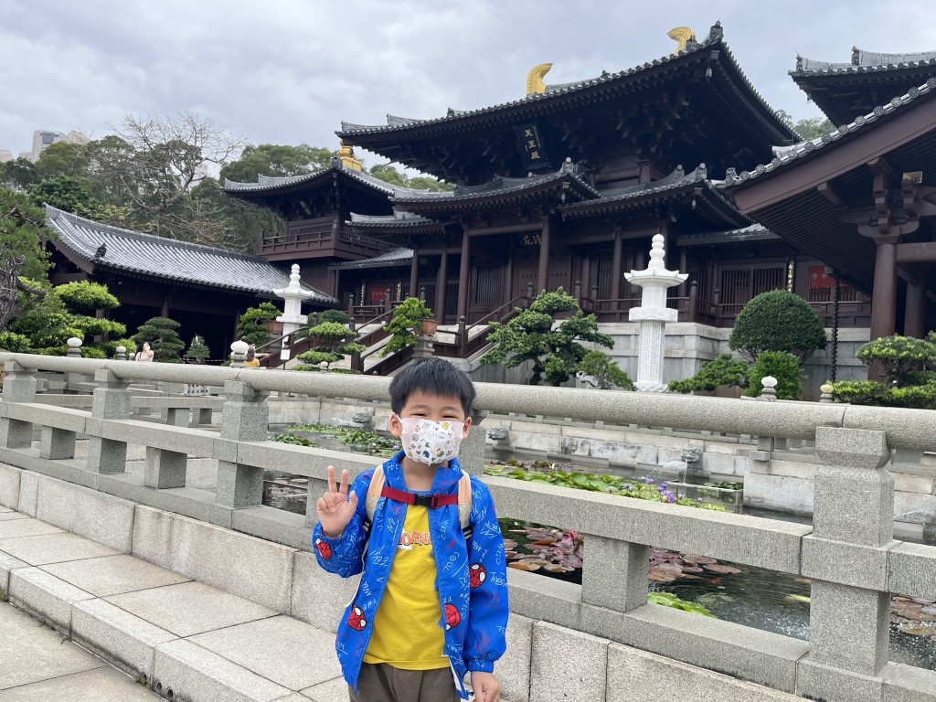 從遠處觀看天王殿，已感受到它的莊嚴氣氛。