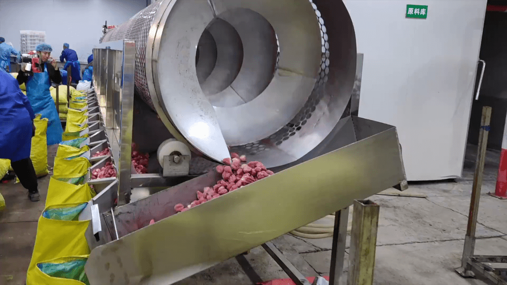 士多啤梨乾有毒重金屬超標10倍，雲南成立調查組嚴查產業鏈違法違規。 新京報