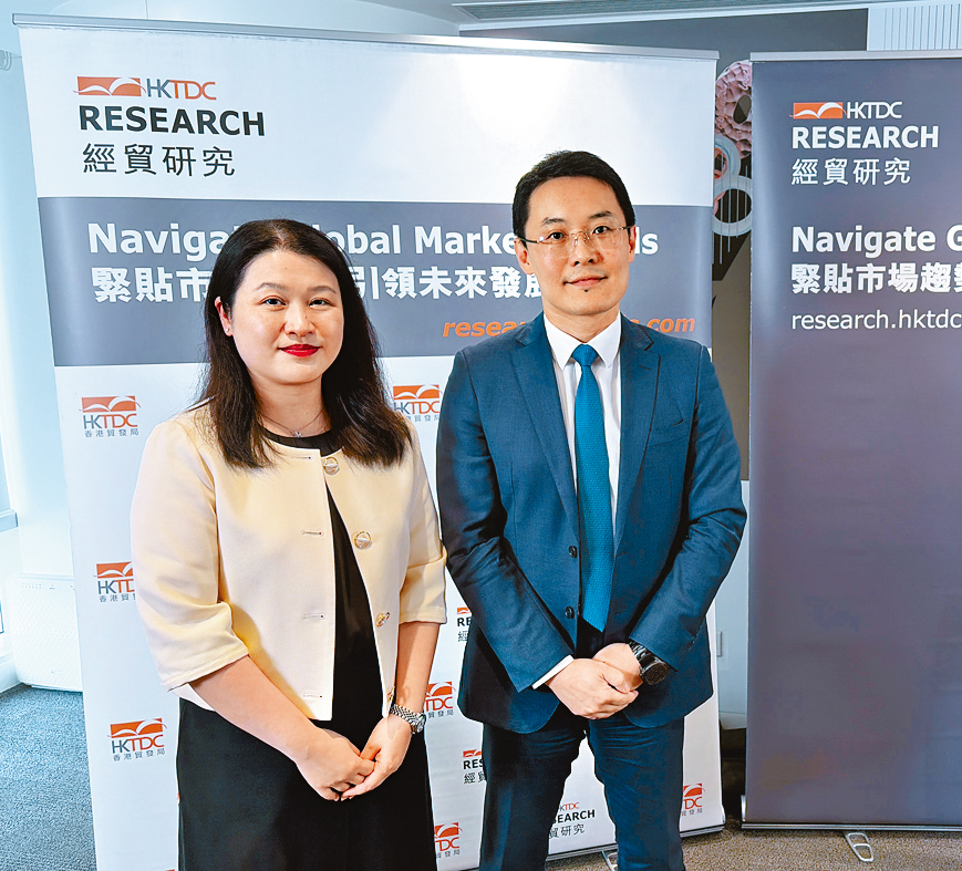 香港貿發局研究總監龐溟（右）及首席經濟師曾詩韻（左）介紹哈薩克與烏茲別克兩大中亞市場的最新發展機遇。