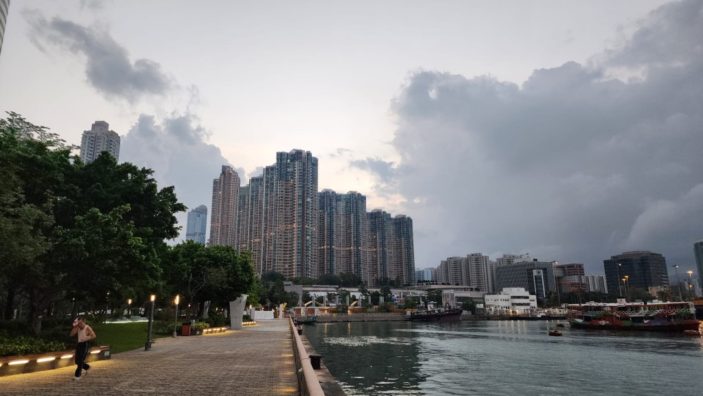 日間炎熱，市區最高氣溫約32度，新界再高一兩度。黎志偉攝