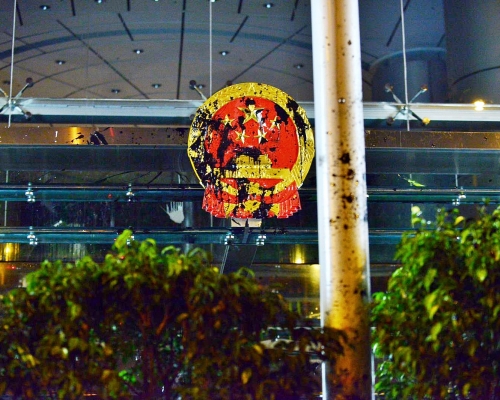 有示威者向國徽潑疑似潑墨汁。