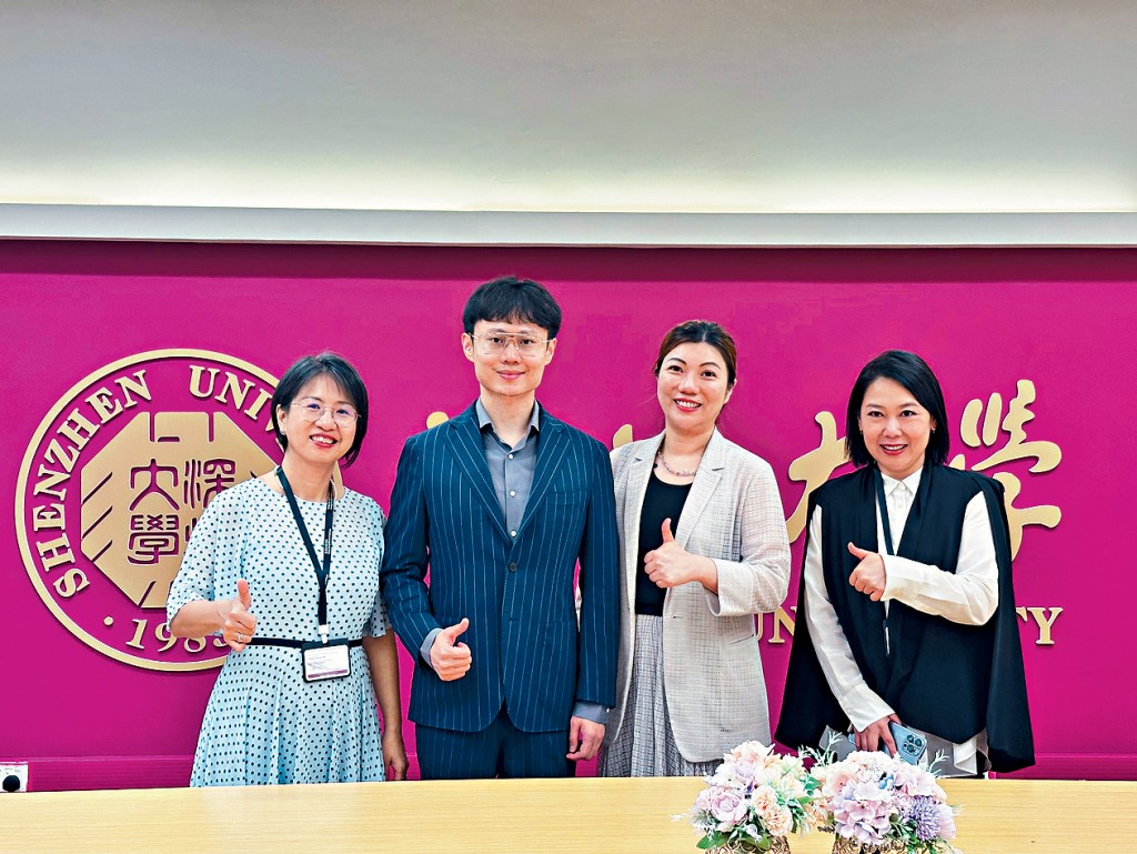 香港明禮德學院與深圳大學首次合辦非本地學士學位課程,昨公布詳情,左起為明禮德學院質素保證總監游綺華、校董劉博微及張紫伶,以及市場部總監支語熙。
