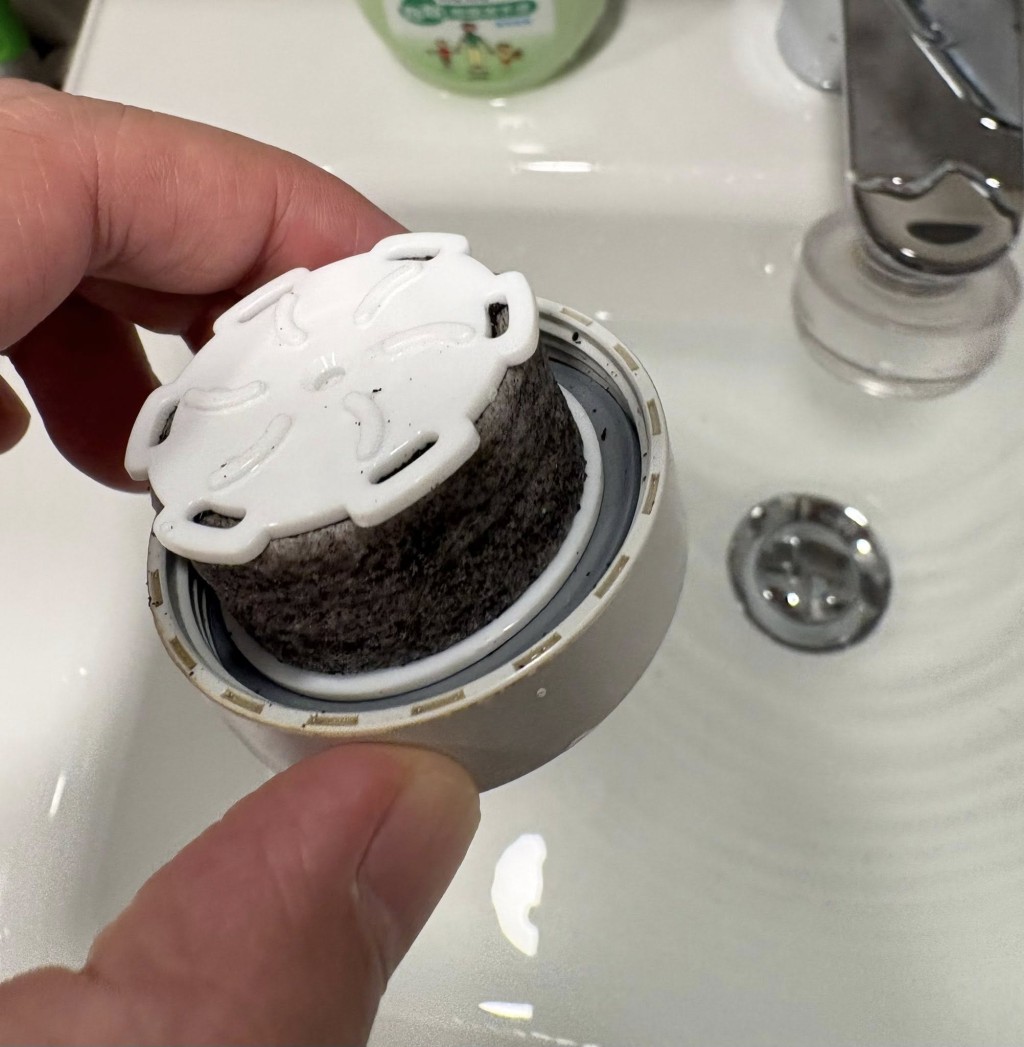 有太古城居民指濾水器充滿黑色雜質。fb:太古人太古事 有太古城居民指濾水器充滿黑色雜質。fb:太古人太古事