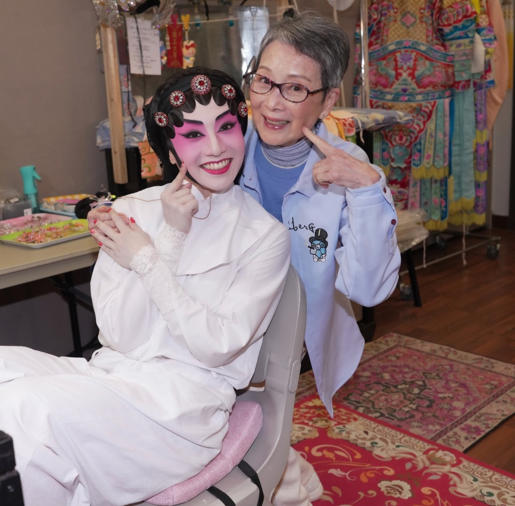 陈宝珠入后台大赞梁非同。