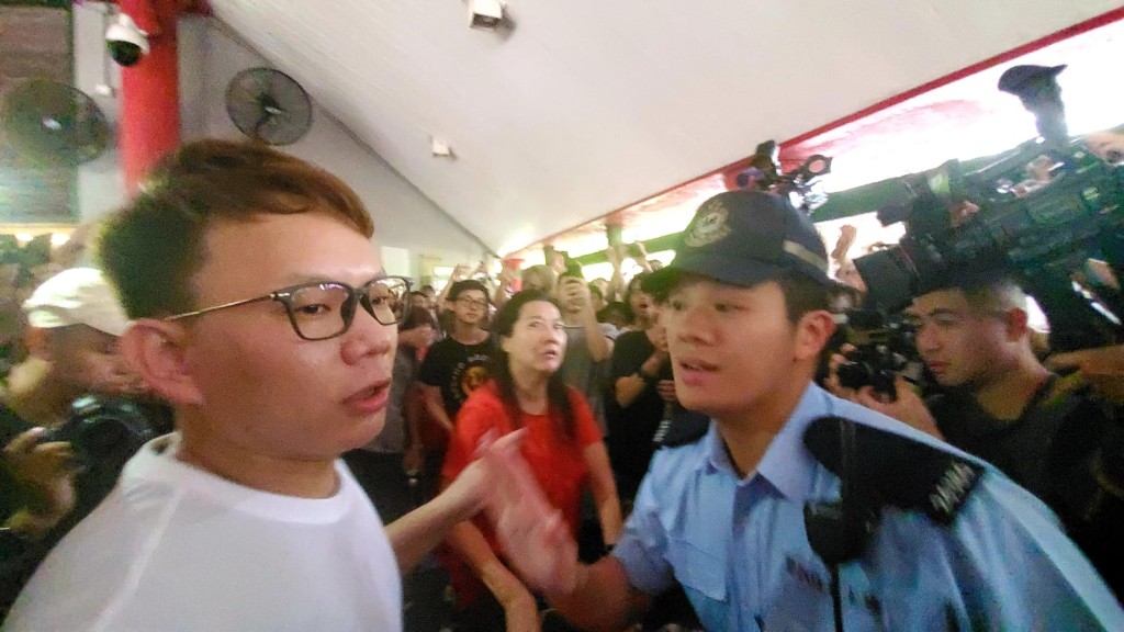 屯門公園大媽遭示威者狙擊警員護送離開。