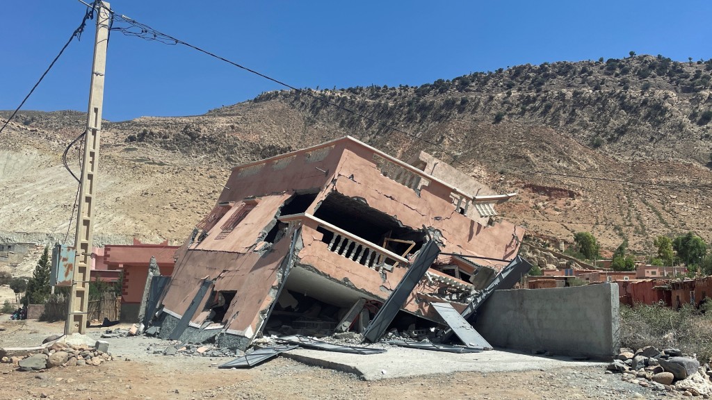 靠近震央的村落阿米兹米兹建筑物严重受损。 路透社
