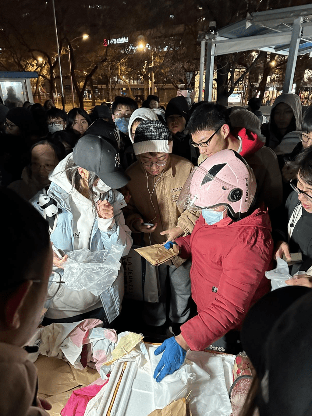 鵝腿阿姨分別在清華大學、北京大學和人民大學三所名校門外輪流擺攤。