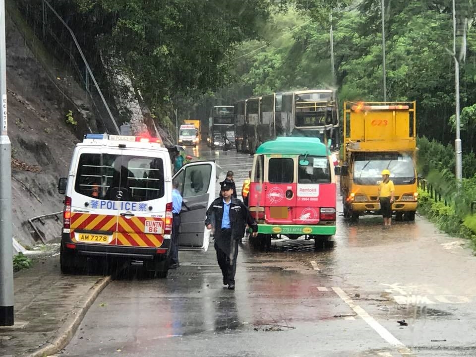 受事件影響，來回線一度全線封閉。 香港突發事故報料區FB/網民Raymond WK Cheung圖