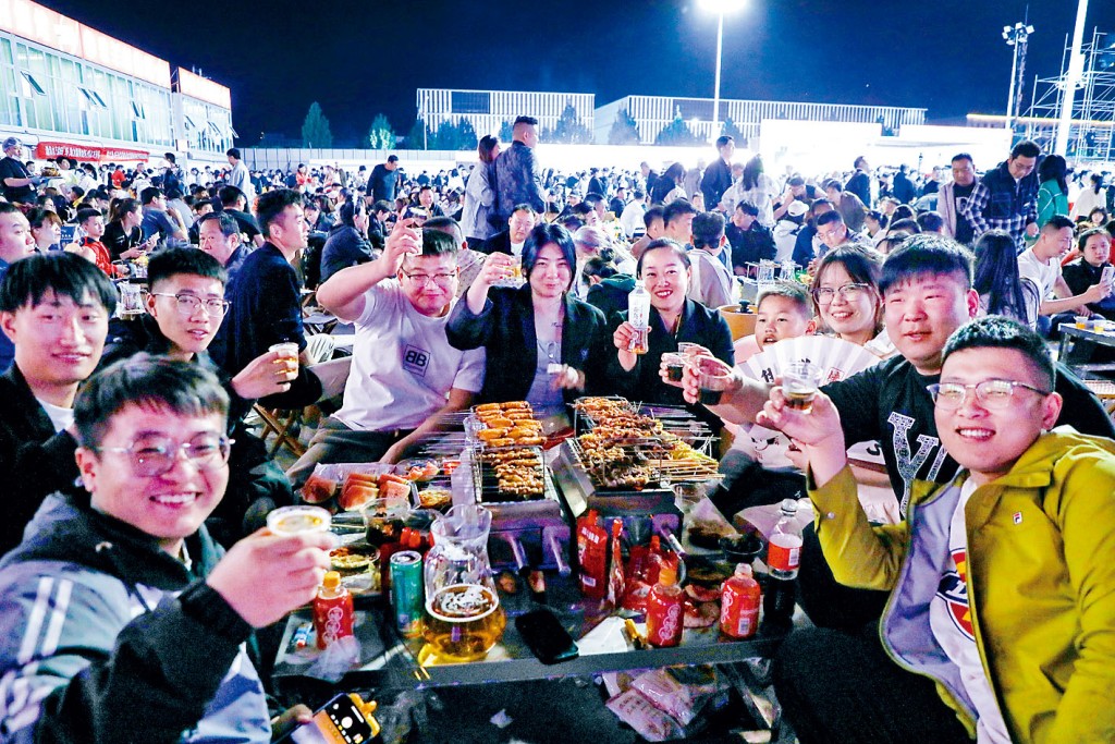 大批游客五一在淄博吃烧烤。