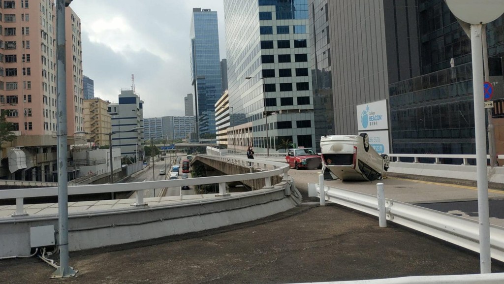 私家車與的士相撞後失控四輪朝天。圖:香港突發事故報料區 網民Man Au