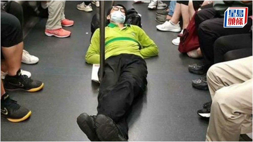 男乘客港鐵車廂地下躺平 眾目下大覺瞓惹熱議
