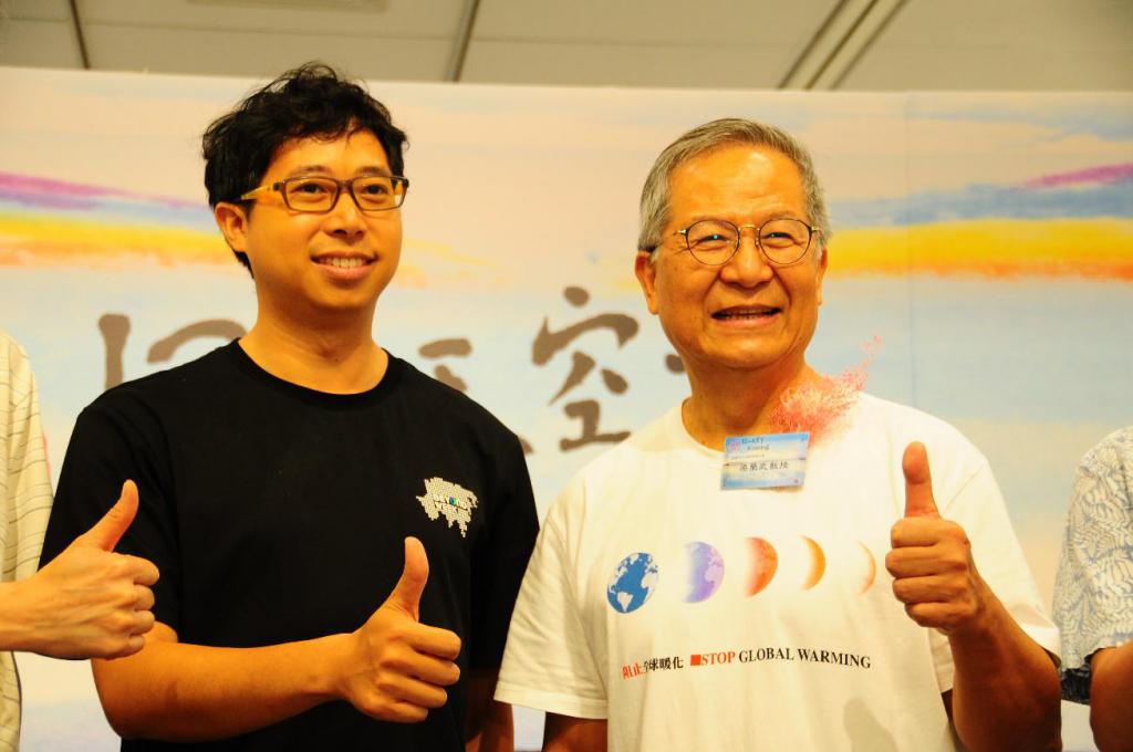 前天文台助理台长梁荣武是梁沛健的伯父，二人一起出席活动。