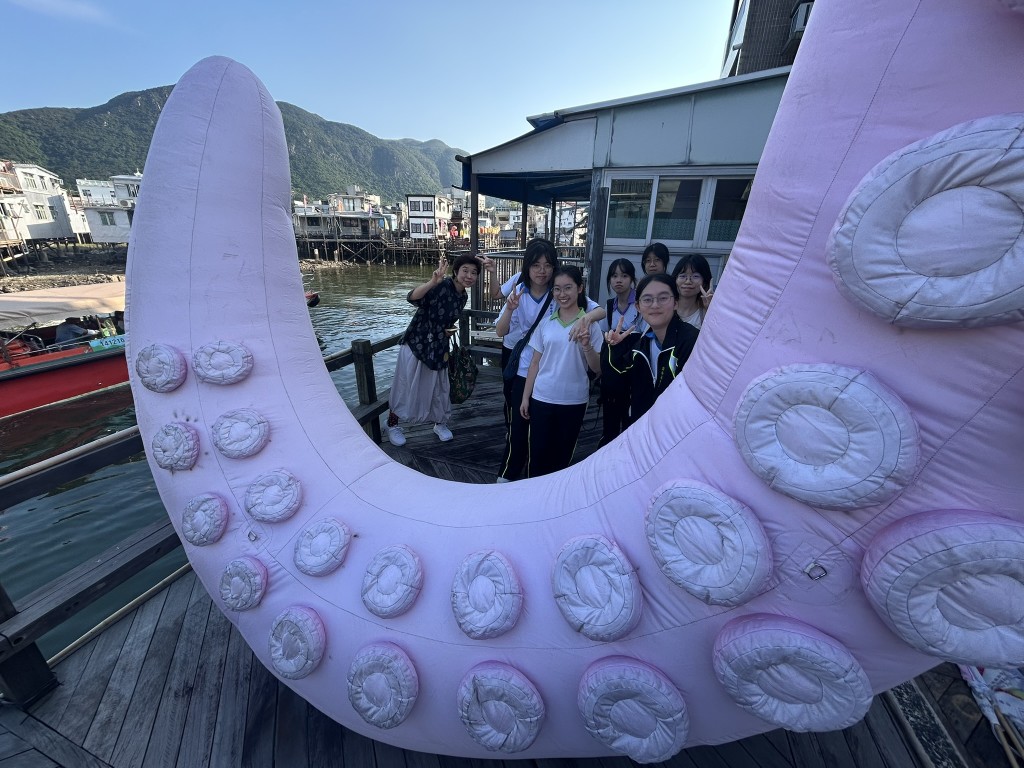  学生沉浸于由Sustainability Art Association（SAA）创作的艺术装置中。 