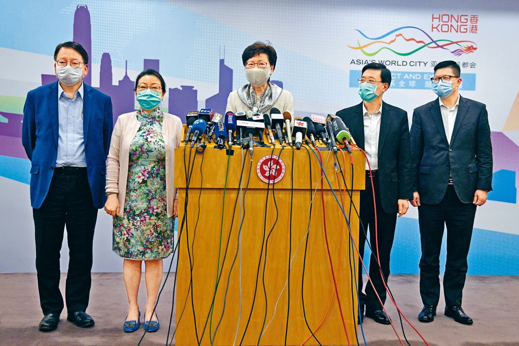林鄭月娥(中)與鄧炳強(後排右起)、李家超、鄭若驊及陳國基在北京見記者。