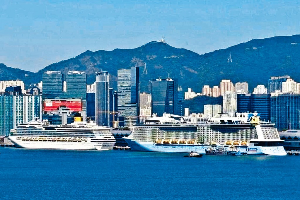 兩艘大型郵輪「海洋光譜號」 和「Costa Serena」停泊在啟德郵輪碼頭。