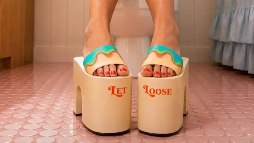 这款限量版时尚排便鞋外形如厚底凉鞋。takeletloose.com