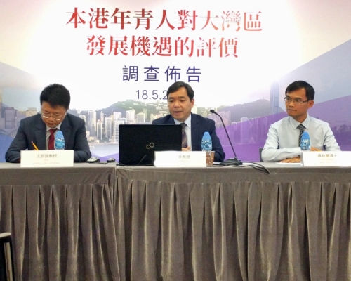 嶺大副校長莫家豪(中)指青年對內地認不足。