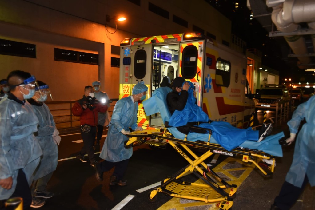 李運強已被送上救護車。
