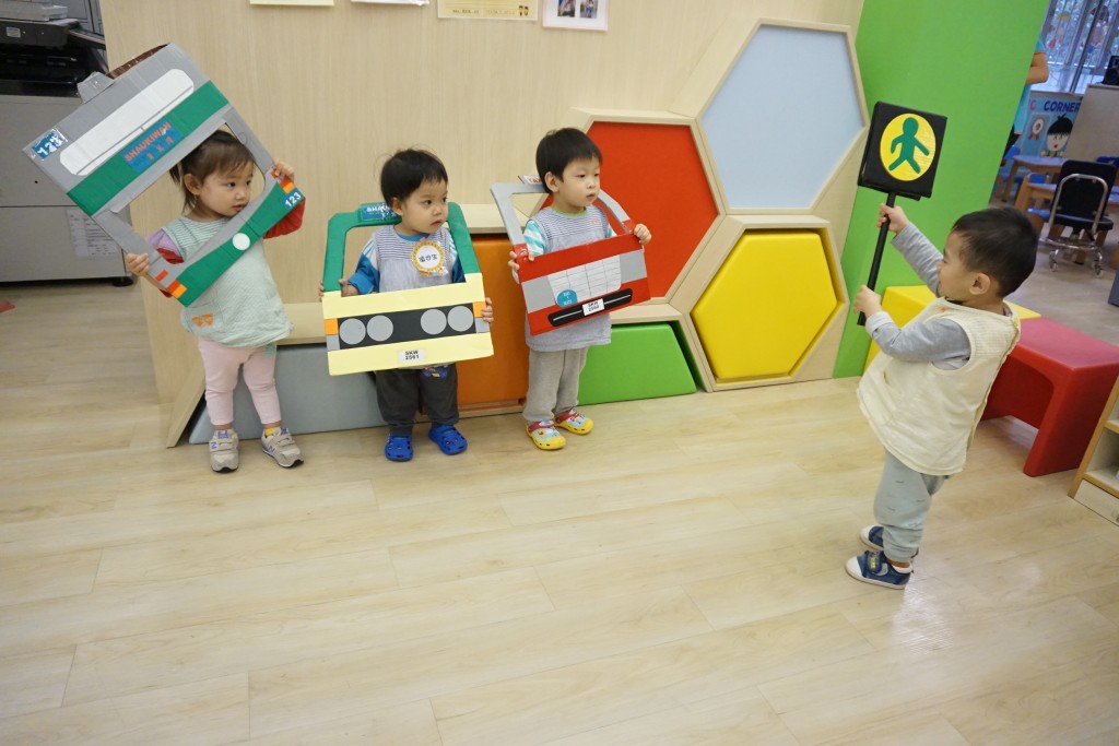 以「巴士」為主題，教小朋友理解巴士的各種特性、車上的規則等。