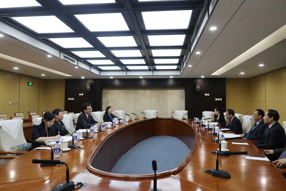 邱騰華(左三)、雒樹剛(右二)和商務及經濟發展局常任秘書長(工商及旅遊)利敏貞(左二)進行會面。 政府圖片