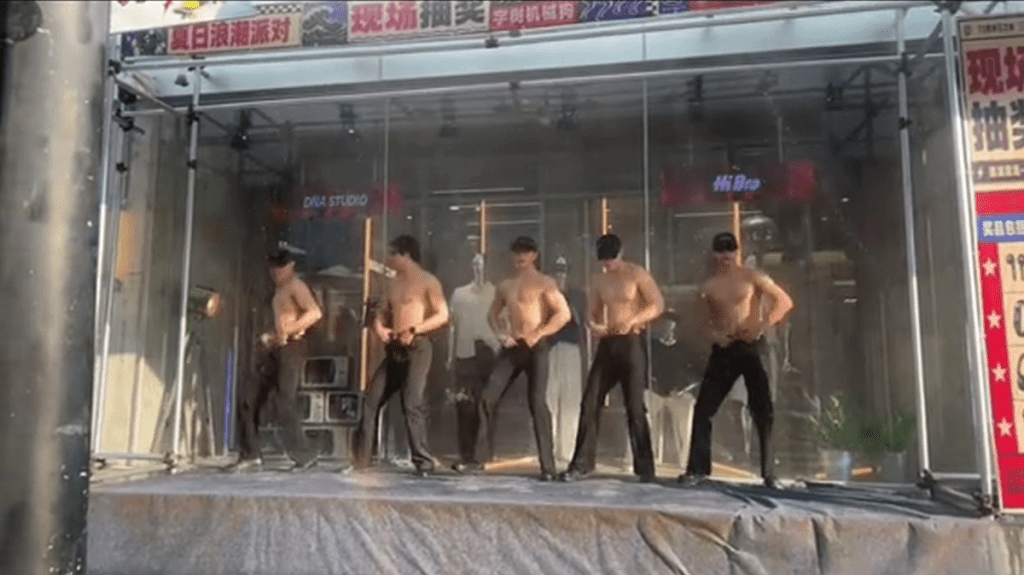 杭州商场“半裸男团”谷客惹议，被质疑“低俗”、“擦边”。