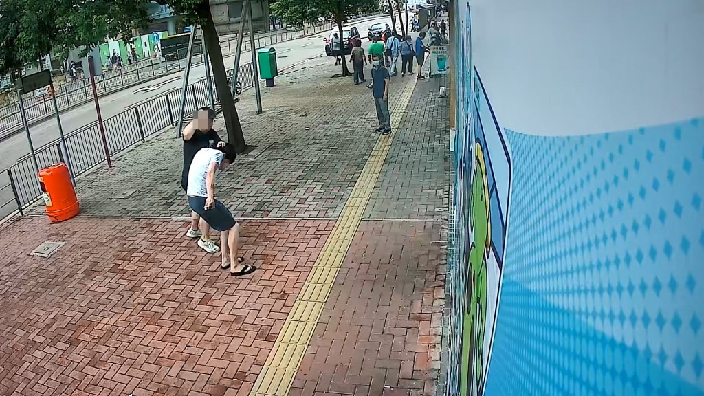 黑衫男向白衫手揮拳及膝撞。網上片段截圖