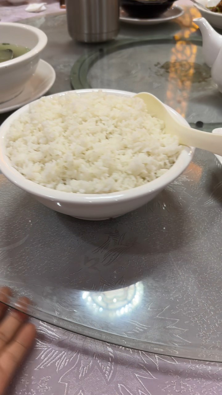 餐桌上有一大碗非常軟熟的白飯。