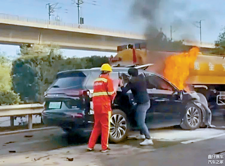 車門疑似無法從外打開，有人嘗試砸車窗救人。
