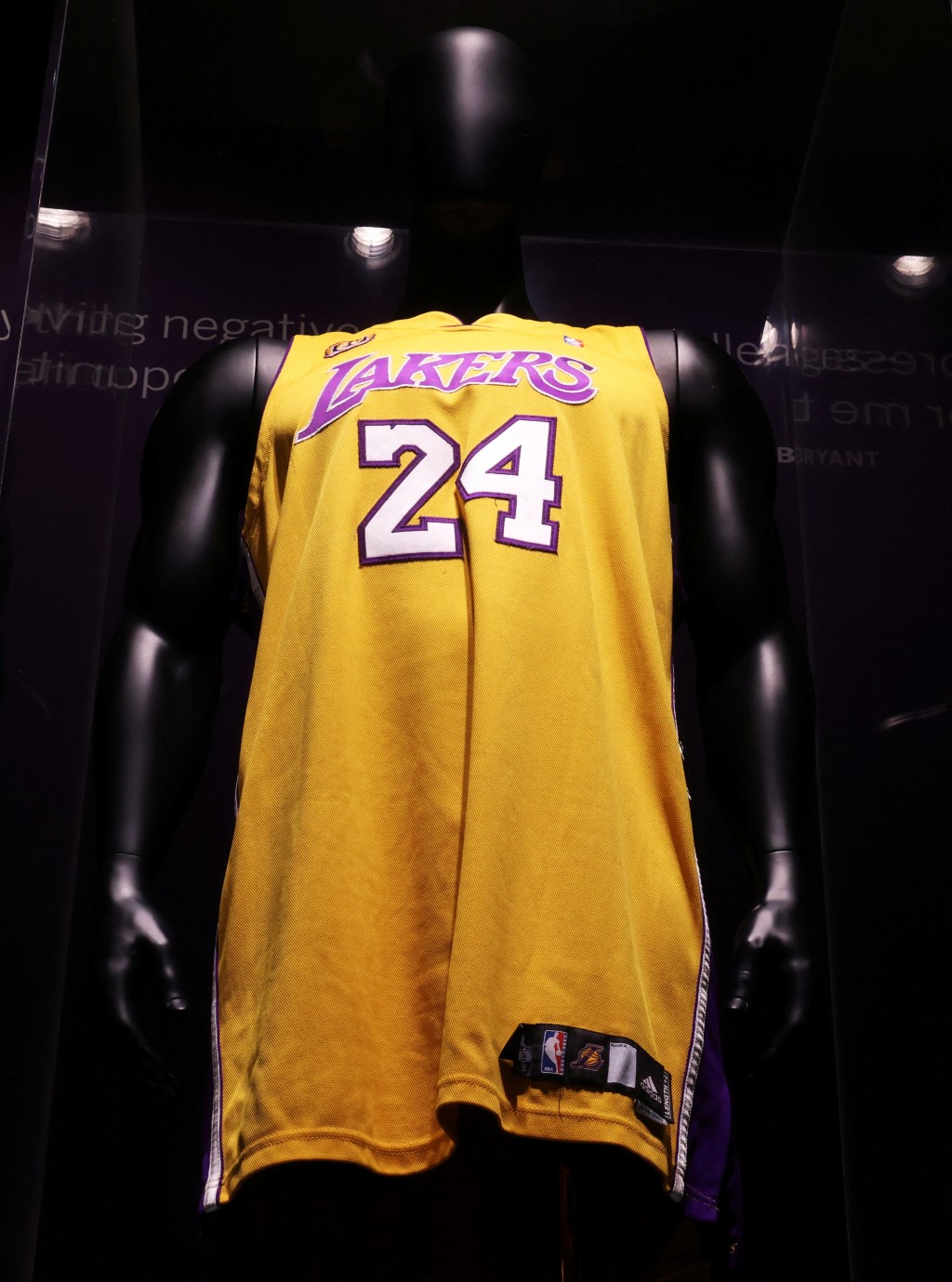 Kobe Bryant的一件24号球衣。路透
