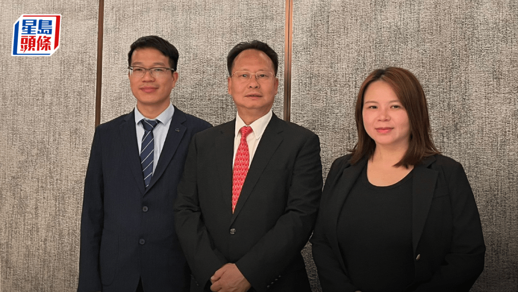 嘉士利副主席譚朝均（中）表示，去年已淘汰低增長率、低毛利率的餅乾項目，有利集中資源擴展其他產品。