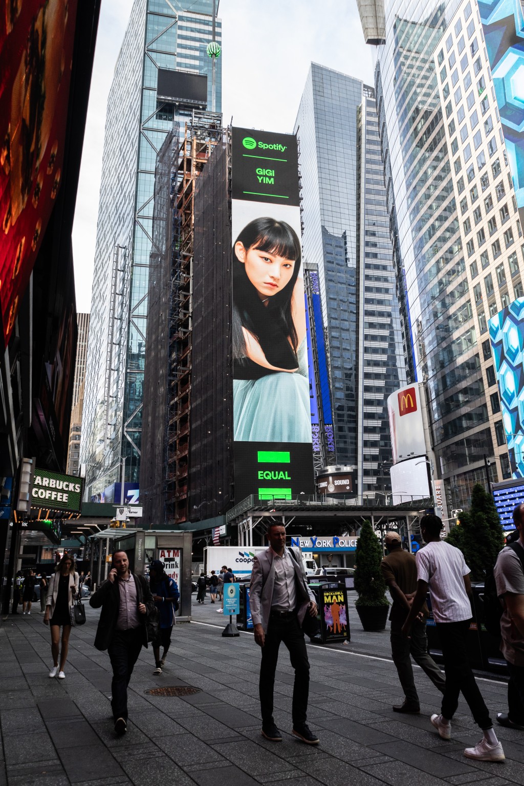 炎明熹早前以18歲之齡登上座落紐約曼哈頓區的時代廣場巨型LED屏幕，成為香港登上時代廣場的最年輕女歌手！