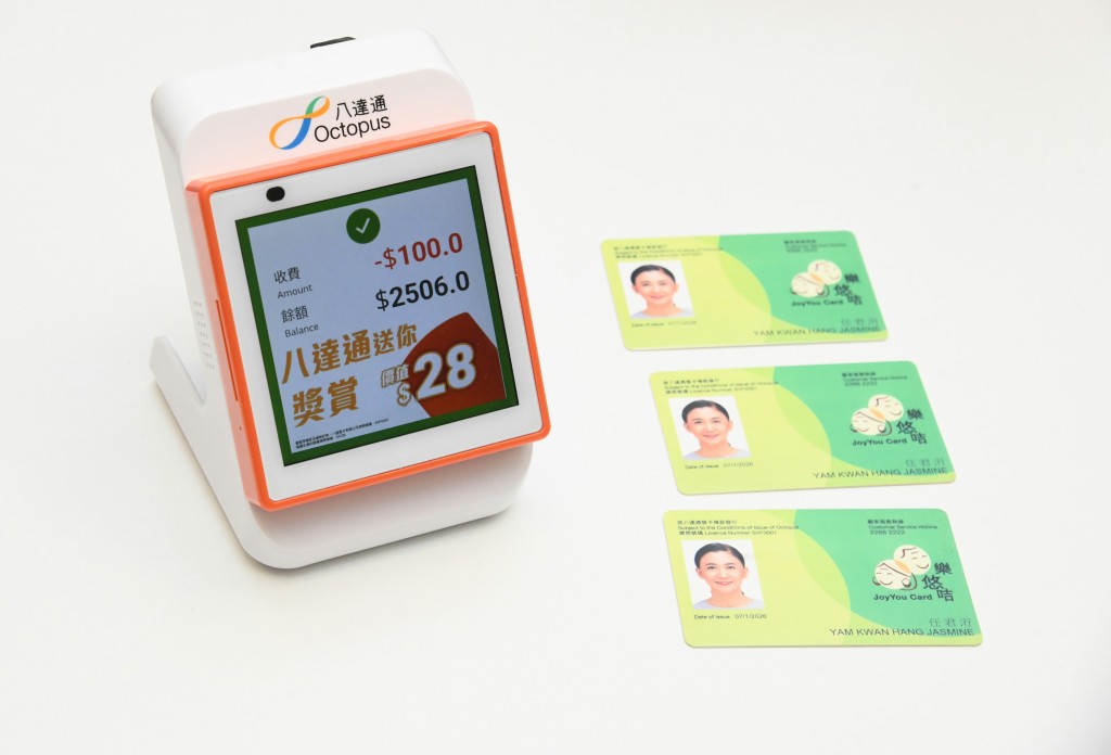 全新讀卡機融合了即時線上體驗的精華,以及線下支付的便利性和高效性。 全新讀卡機融合了即時線上體驗的精華,以及線下支付的便利性和高效性。