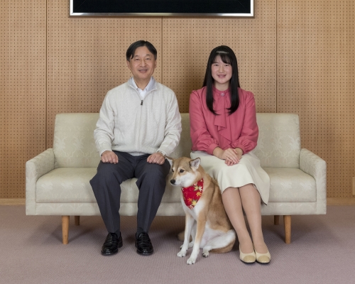 日皇德仁(左)與愛女愛子公主(右)。(美聯社)