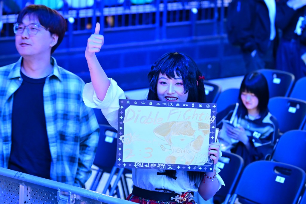 不少观众盛装打扮支持选手。摄影：魏国谦