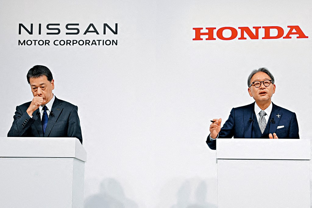 日產社長內田誠(左)與本田社長三部敏宏,去年12月在東京出席聯合記者會。