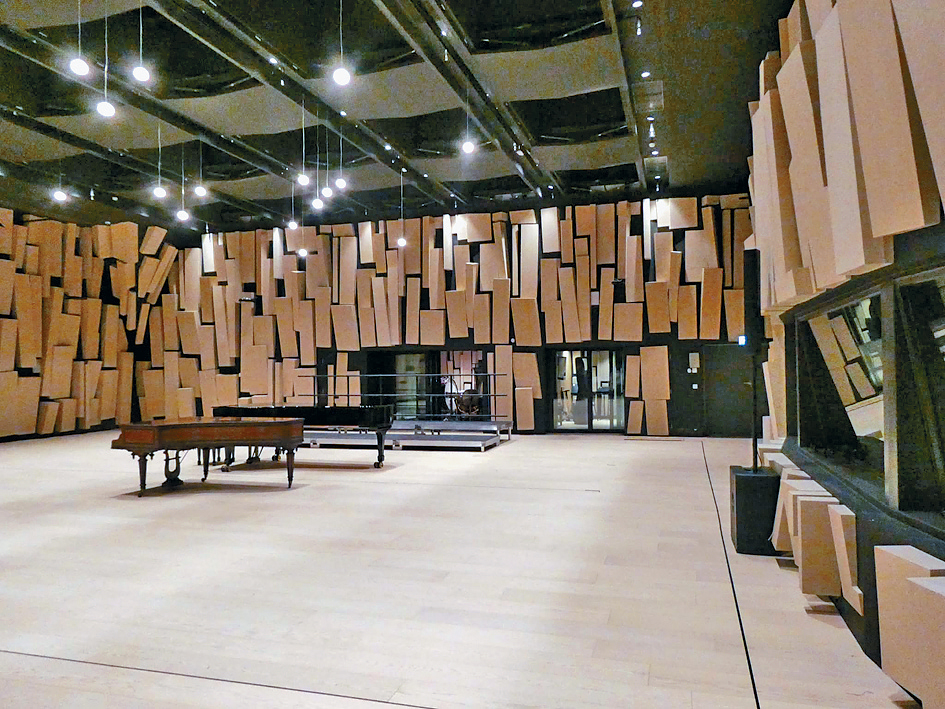 浸大賽馬會創意校園的Studio 5，具備全港最大型的錄音棚，可容納管弦樂團及合唱團同場錄音。