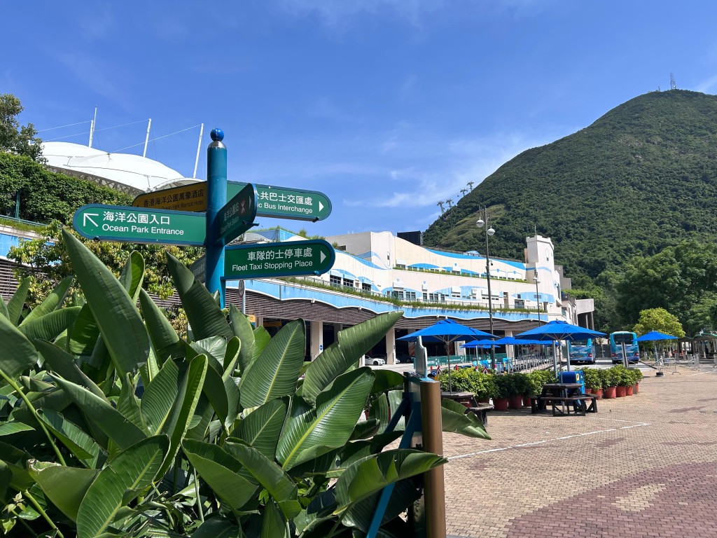 圖示海洋公園已加裝指示牌,便利乘客到車隊的士停車處上車。(政府新聞處) 圖示海洋公園已加裝指示牌,便利乘客到車隊的士停車處上車。(政府新聞處)