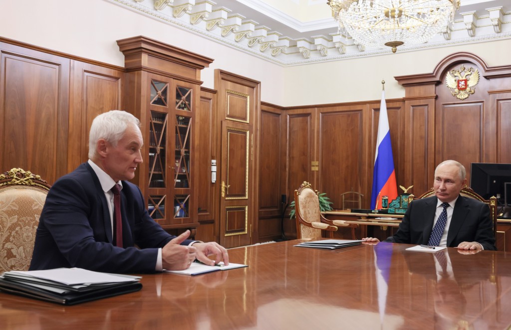 将任防长的别洛乌索夫（左），深得普京信任。美联社