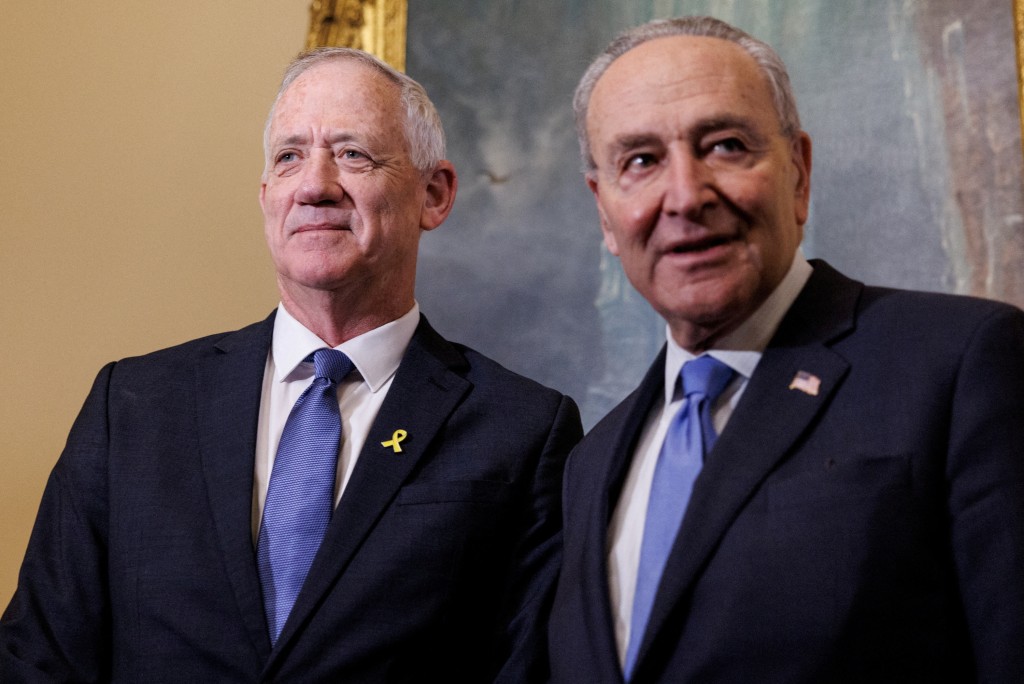 美國參議院多數黨領袖舒默（右）對甘茨的提議表示歡迎。路透社