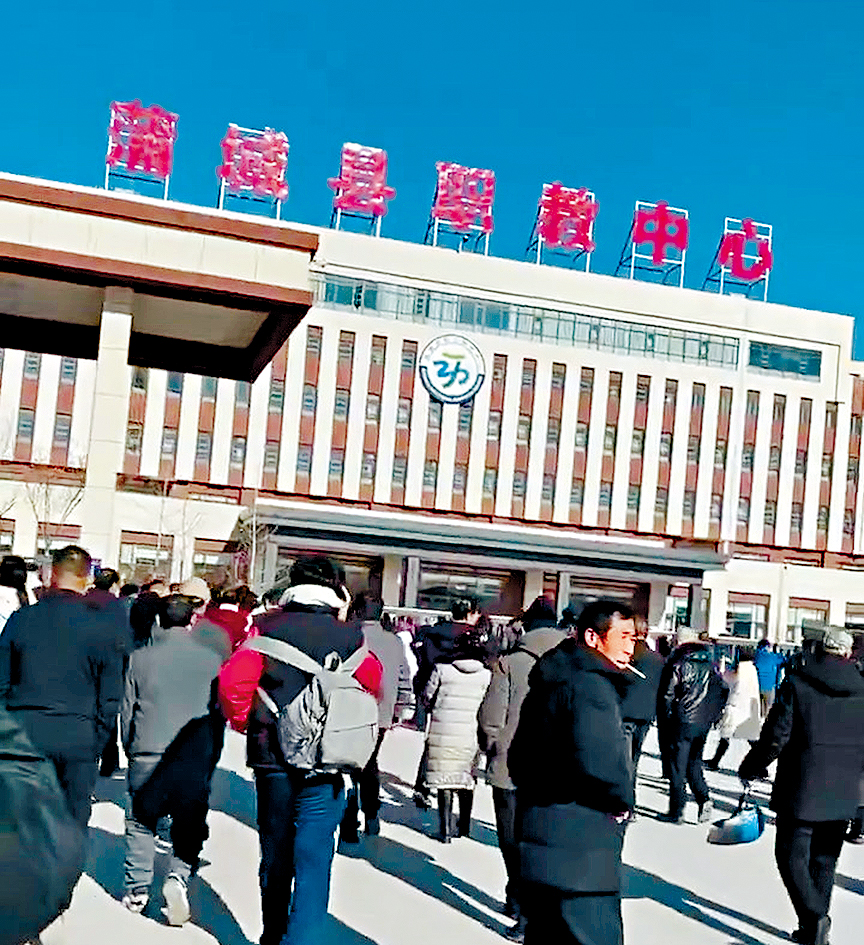 民眾在學校外聲援家屬。